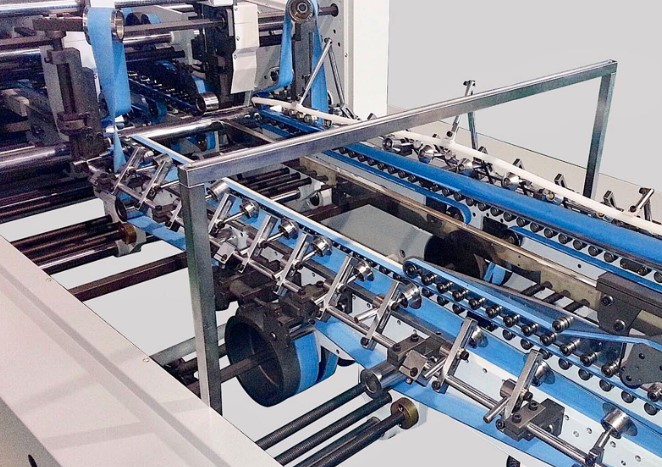 Es una máquina encoladora plegable de cartón la clave para una producción de envases más limpia y consistente